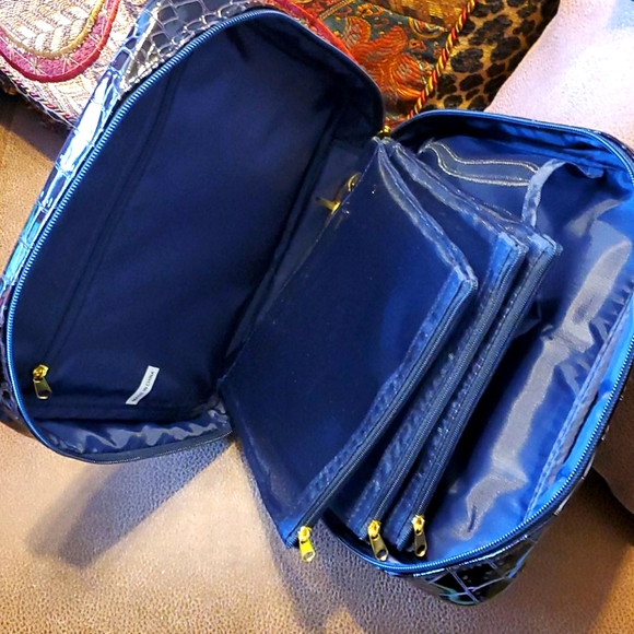 SeneGence blue alligator look makeup bag with mesh zippered pouches - Picture 3 of 3